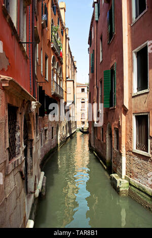 Enge Straßen, Wasser Kanäle und schöne Architektur in Venedig, Italien Stockfoto