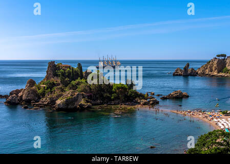 Die Menschen genießen die Sonne und das kristallklare Wasser am besten Strand in Sizilien - Isola Bella, Taormina. Stockfoto