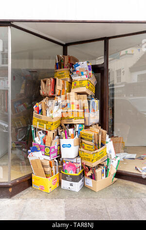 Stapel fo leer und gefaltete Kartons Sammlung erwartet für das Recycling Stockfoto