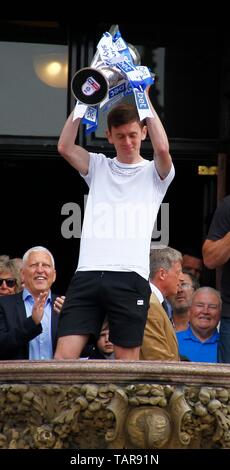Wirral, Großbritannien, 27. Mai 2019 Tranmere Rovers Homecoming Feiern im Birkenhead Rathaus zu den Mannschaften, die den Aufstieg in Liga 1 Credit Ian Fairbrother/Alamy Stockfotos feiern Stockfoto