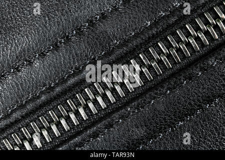 Makroaufnahme der Reißverschluss in schwarz Leder Textur Hintergrund mit Ziernähten. Horizontale Hintergrund von einem Close-up aus schwarzem Leder Material Stockfoto