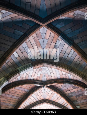 Architektur Detail Von Torbögen unter einer alten Universität und Kirche in Europa Stockfoto