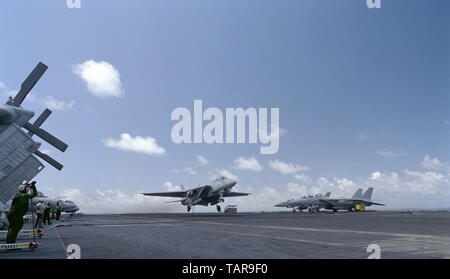 1. November 1993 Operation Continue Hope. Ein F-14A Tomcat landet auf dem US Navy Flugzeugträger USS Abraham Lincoln im Indischen Ozean, 50 Meilen vor Mogadischu, Somalia. Stockfoto