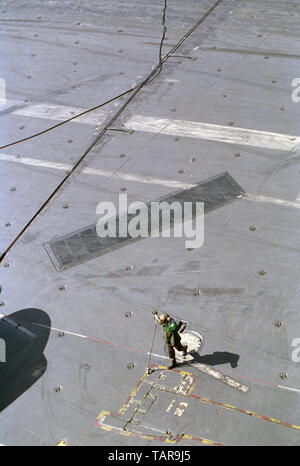 1. November 1993 Operation Continue Hope. Ein grünes Hemd mit einem festhaftendem Ausrüstungswerkzeug auf dem Flugdeck des US Navy Flugzeugträgers USS Abraham Lincoln im Indischen Ozean, 50 Meilen vor Mogadischu, Somalia. Stockfoto