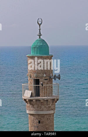 Hohes Minarett der Moschee in Tel Aviv-Jaffa Al-Bahr - Israel Stockfoto