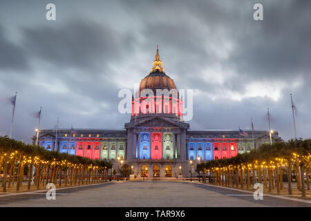 San Francisco City Hall leuchtet in den Farben Rot, Grün, Blau und Gelb für die eritreische Unabhängigkeit Tag. Stockfoto