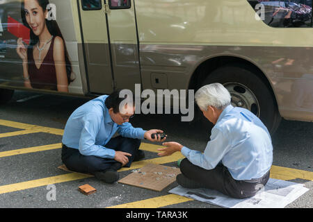 Zwei Männer spielen Mahnverfahren (Chinesisches Schach), Seoul, Südkorea Stockfoto