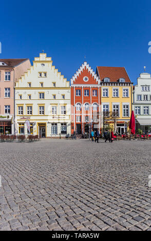 Gepflasterten Marktplatz mit bunten Häuser in Greifswald, Deutschland Stockfoto