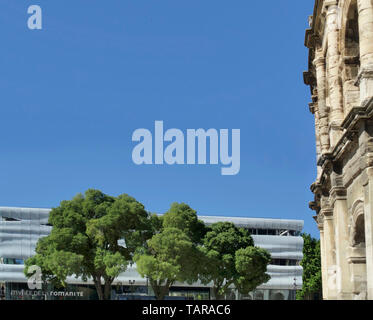 Äußere der Arena und dem Musee Romanite in Nimes, Frankreich, Europa Stockfoto