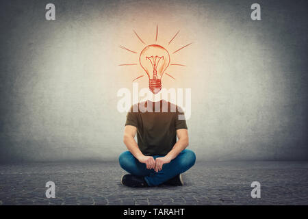 Surreale headless Kerl, unsichtbare Fläche am Boden sitzt mit einer leuchtenden Glühbirne anstelle von Kopf, als Idee und Inspiration Symbol. Glühlampe als Genius m Stockfoto