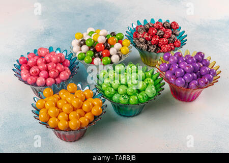 Süße Farbe beschichtet Pralinen und Bonbons. Ramadan Eid (Ramadan fest) Konzept. Stockfoto