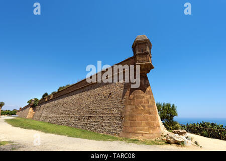 Barcelona, Spanien - 11. Juni 2014: Der Montjuic Castle (1640), alte militärische Festung auf dem Gipfel des Hügels von Barcelona, Katalonien, Spanien, Europa. Stockfoto