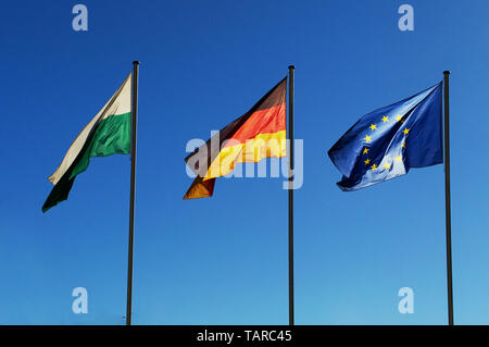 Flaggen der EU, Deutschland und Sachsen im Wind knattern Stockfoto