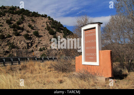 Ein Schild am Straßenrand begrüßt Besucher der historischen Altstadt von Lincoln, New Mexico, Ort der berüchtigten Lincoln County War Stockfoto