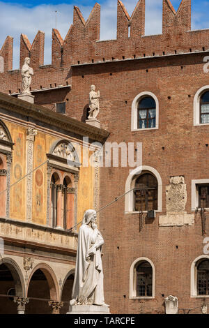 Piazza dei Signori in Verona mit der Statue von Dante Alighieri (1265-1321). UNESCO-Weltkulturerbe, Venetien, Italien, Europa Stockfoto