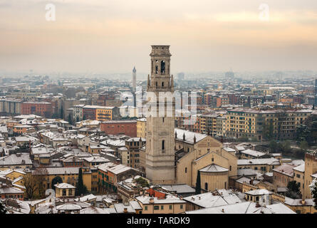 Stadtbild von Verona im Winter mit Schnee. Die Kathedrale, Santa Maria Matricolare. UNESCO-Weltkulturerbe in Venetien, Italien, Europa Stockfoto