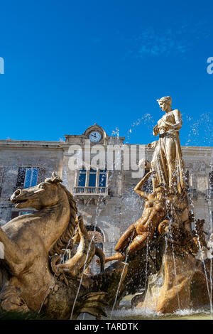 In der Nähe der Brunnen von Diana, Archimedes Square (1907 von Giulio Moschetti) in der Innenstadt von Ortygia, Syrakus, Sizilien Insel, Italien Stockfoto