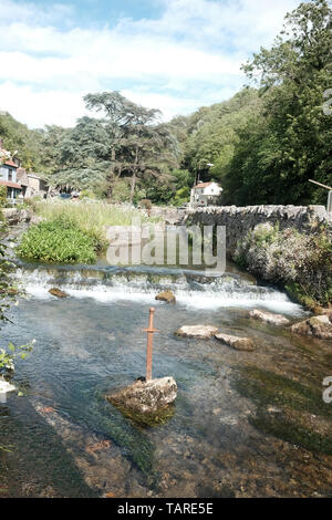 Mai 2019 - Das Schwert im Stein, im Stream auf der Basis von Cheddar Gorge, in Somerset UK. Stockfoto