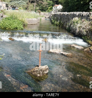 Mai 2019 - Das Schwert im Stein, im Stream auf der Basis von Cheddar Gorge, in Somerset UK. Stockfoto