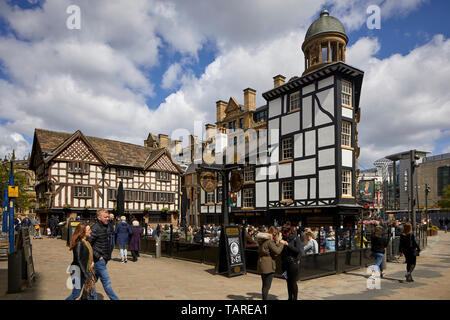 Alte Wellington Inn Fachwerk Pub und Sinclair's Oyster Bar im Stadtzentrum von Manchester, Teil der Shambles Square mittelalterlichen Gebäuden zweimal verschoben Stockfoto