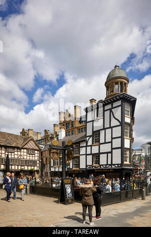 Alte Wellington Inn Fachwerk Pub und Sinclair's Oyster Bar im Stadtzentrum von Manchester, Teil der Shambles Square mittelalterlichen Gebäuden zweimal verschoben Stockfoto