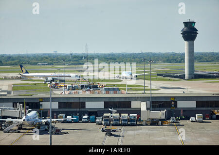 MANCHESTER AIRPORT control tower, Rollen t der Ständer ist Singapore Airlines als TUI Flug bereitet abzuweichen. Stockfoto