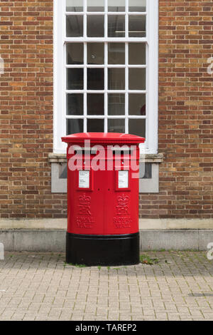 Double aperture Royal Mail Typ C Post Box - Newmarket, Großbritannien Stockfoto