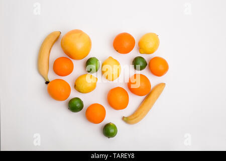 Herz aus verschiedenen Früchten auf weißem Hintergrund Stockfoto