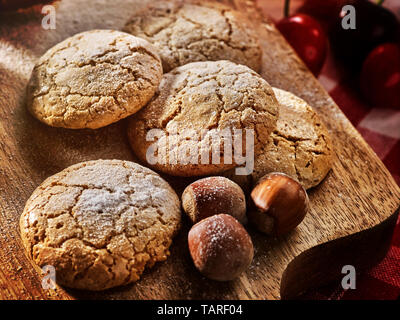 Haferflocken Cookies und Mutter Cookies mit crack Muster auf Schneidebrett Stockfoto