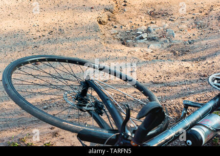 Fallen weg vom Fahrrad, Schlaglöcher und Gruben auf der Straße, Radfahrer fiel, der Region Kaliningrad, Russland, April 7, 2019 Stockfoto