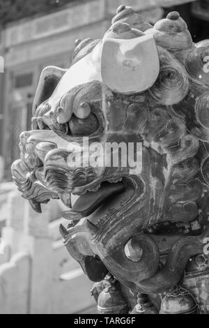 Große vergoldete Löwen Statue, die in der Verbotenen Stadt in Peking, China Stockfoto