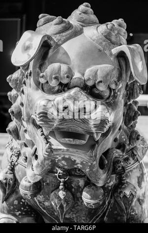 Große vergoldete Löwen Statue, die in der Verbotenen Stadt in Peking, China Stockfoto