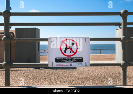 Warnschild Hunde nicht erlaubt Strand vom 1. Mai bis 30. September außer Blindenhunde auf der Promenade Cleveleys Lancashire England Großbritannien Stockfoto