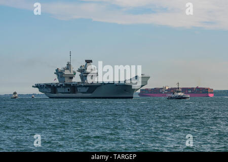 Die Royal Navy Flugzeugträger HMS Queen Elizabeth kehrt in Portsmouth, Großbritannien am Nachmittag des 25/05/19 Nachdem es zunächst trocken Docking Zeitraum. Stockfoto