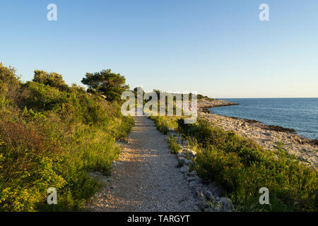 Wunderschöne Natur und Landschaft Foto auf der Straße und auf der Küste an der Adria in Kroatien. Schön im Freien Bild bei Sonnenuntergang. Ruhige, friedliche Frühlingsabend. Stockfoto