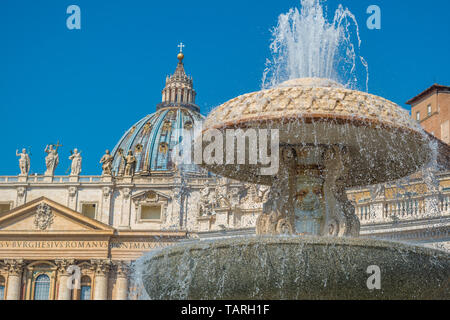 Brunnen von Bernini und der Basilika von St. Peter im Vatikan Stockfoto