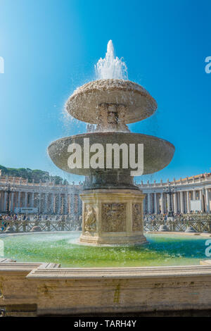 Berninis Brunnen auf dem Petersplatz im Vatikan Stockfoto