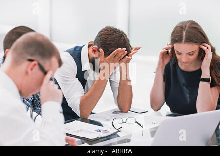 Business Team ueber finanzielle Probleme einer neuen Anlauf. Büro werktags Stockfoto