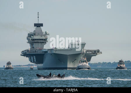 Die Royal Navy Flugzeugträger HMS Queen Elizabeth kehrt in Portsmouth, Großbritannien am Nachmittag des 25/05/19 Nachdem es zunächst trocken Docking Zeitraum. Stockfoto
