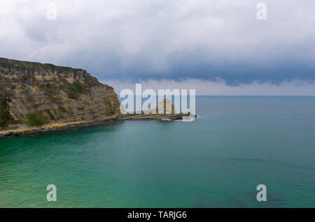 Landschaft aus Meer, Strand und Klippen in Somo, Kantabrien in einem bewölkten Tag Stockfoto