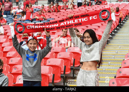 26. Mai 2019, Wembley Stadion, London, England; Sky Bet Liga 1 Endspiel Finale, Charlton Athletic vs Sunderland; zwei junge charlton Fans vor dem ko Credit: Phil Westlake/News Bilder der Englischen Football League Bilder unterliegen DataCo Lizenz Stockfoto