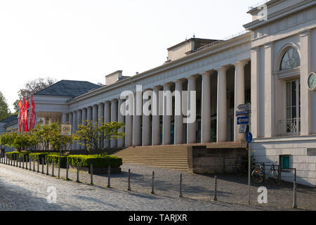 Den Kolonnaden Fassade des Hessischen Staatstheaters (Staatstheater von Hessen) in Wiesbaden, die Landeshauptstadt von Hessen, Deutschland. Stockfoto