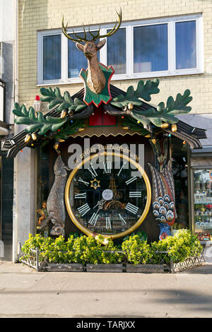 Uhr gekennzeichnet als die größte Kuckucksuhr der Welt in Wiesbaden, Deutschland. Stockfoto