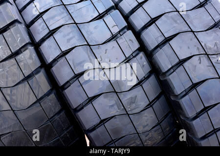 Extra große LKW-Reifen für den Kohlebergbau, neue schwarze Industriegummireifen mit einzigartigen Profilmustern Stockfoto