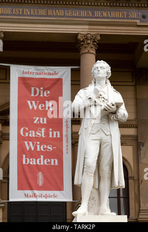 Friedrich Schiller Denkmal (schillerdenkmal) außerhalb der Hessischen Staatstheater (Hessisches Staatstheater) in Wiesbaden, Deutschland. Stockfoto