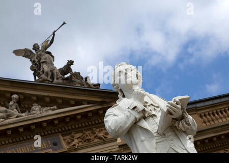 Friedrich Schiller Denkmal (schillerdenkmal) außerhalb der Hessischen Staatstheater (Hessisches Staatstheater) in Wiesbaden, Deutschland. Schiller war ein po Stockfoto