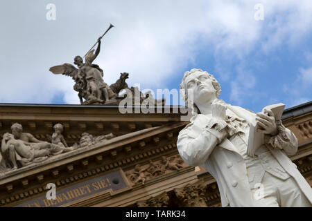 Friedrich Schiller Denkmal (schillerdenkmal) außerhalb der Hessischen Staatstheater (Hessisches Staatstheater) in Wiesbaden, Deutschland. Schiller war ein po Stockfoto