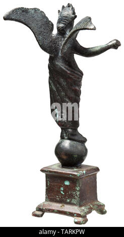 Eine römische Bronzestatuette von Victoria, 2. - 3. Jahrhunderts, der geflügelte Göttin mit einem Lorbeerkranz, stehend auf einem Globus in entgegensetzen. In der linken Hand ein palmzweig, ihr Recht zur Verlängerung, ehemals Holding einen Kranz nieder. Dunkle Patina, verstärkt durch die Reinigung der Oberfläche und repatination. Die Abbildung ist auf einem nicht zugewiesenen montiert, aber passenden alten Base mit dunkelbrauner Patina. Höhe ohne Sockel 10 cm, mit Sockel 13 cm. Provenienz: Österreichische private Sammlung, ein Kunsthändler in Wien in den 80er gekauft. Römische Reich, das antike Welt, eine, Additional-Rights - Clearance-Info - Not-Available Stockfoto