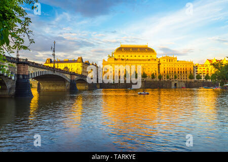 Das Nationaltheater und Moldau bei Sonnenuntergang in Prag in der Tschechischen Republik Europa Stockfoto