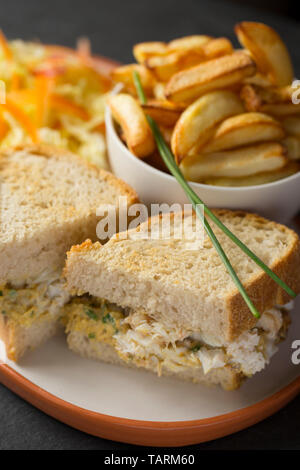 Ein hausgemachtes Sandwich aus einem gekochten Seespinne im Ärmelkanal gefangen. Die braune Fleisch wurde mit Mayonnaise und gehackten Schnittlauch, es, gemischt Stockfoto